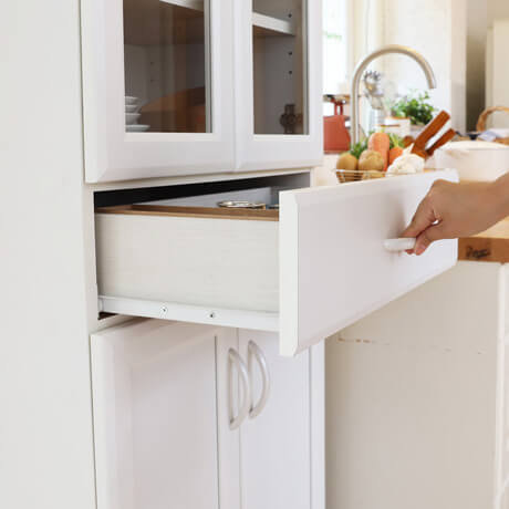 ファイルボックスを活用してすっきり収納できる深型食器棚