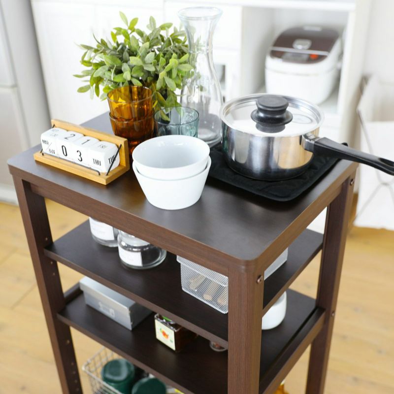 [傷に強いメラミンの天板]天板は傷に強いメラミン化粧板。傷に強いだけでなく熱にも強く変色しにくいなどの特長があります。