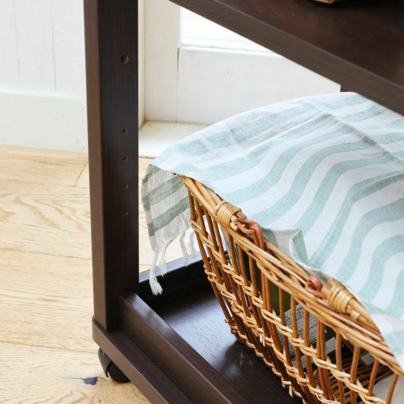 [物が落ちにくいこぼれ止め付き]下段の棚には約4.2cmの深さのこぼれ止め。動かしても物が落ちにくくて安心です。