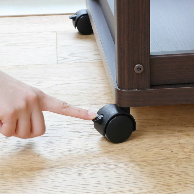 [キャスター付き]移動に便利なキャスター付きです。そのうち2つのキャスターにはストッパー。作業するときに固定ができます。