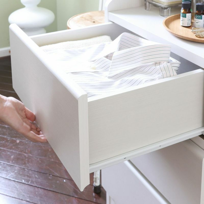 [楽々引き出せる引き出し]金属レールを使った引き出しは滑らかな開閉。耐久性にも優れています。