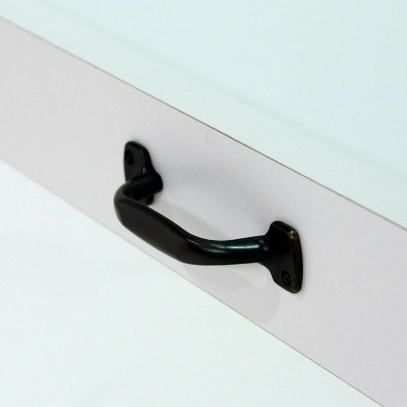 [レトロな取っ手]レトロ風な質感と色味の取っ手。使い勝手にもこだわった持ちやすいハンドルタイプです。