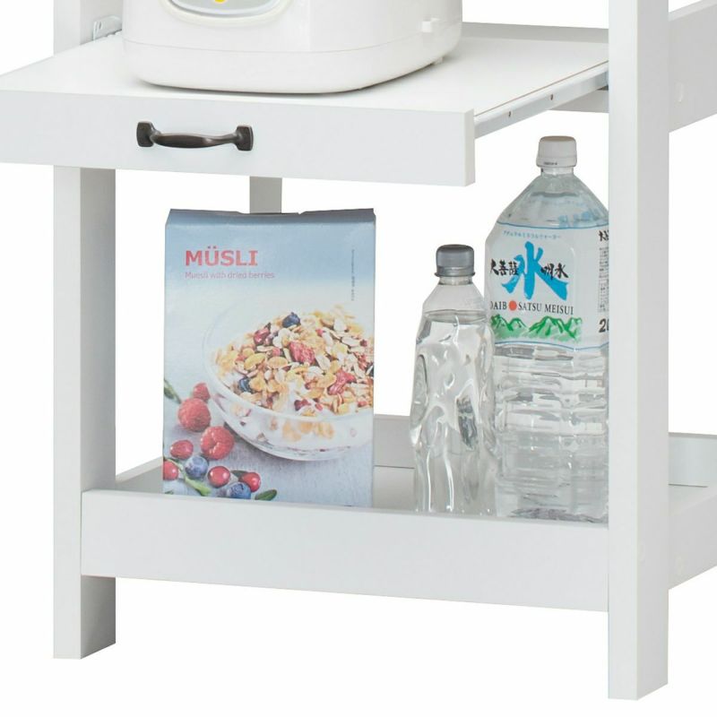 [ペットボトルも置ける収納棚]2リットルのペットボトルでも収納できる高さの棚です。