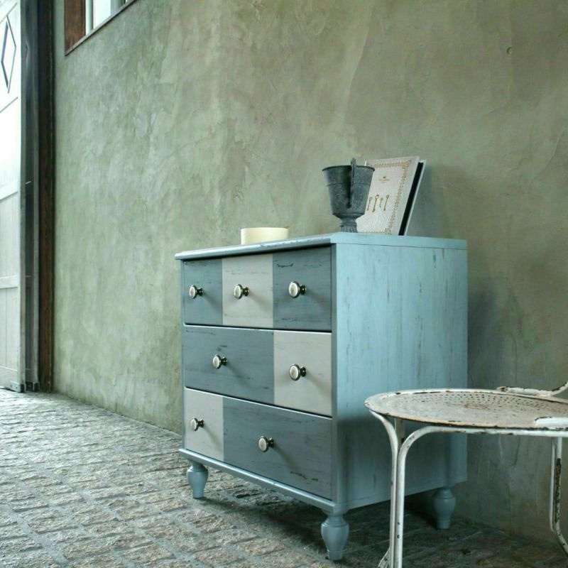 [目を引くカラーデザイン]スクエアにデザインされた引き出し。甘すぎないライトブルーとホワイトのコントラストが美しく、お部屋のアクセントになります。