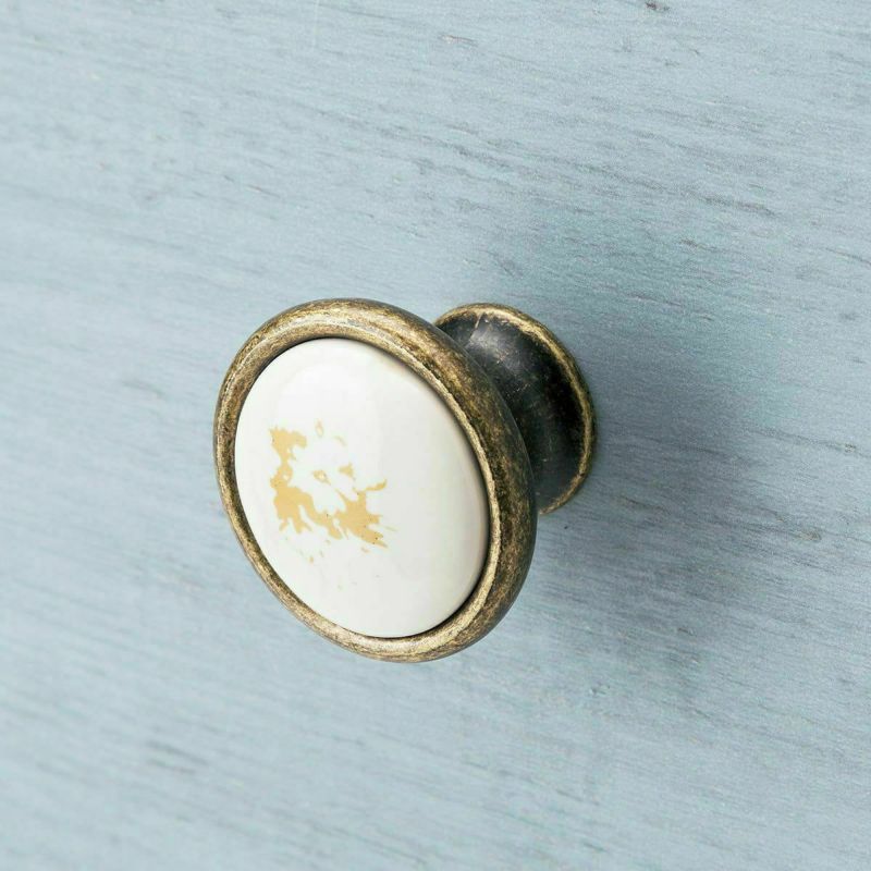 [アンティーク加工の取っ手]取っ手はアンティーク加工のデザイン。フレンチテイストを細部にまで表現しています。