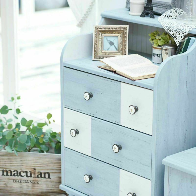 [目を引くカラーデザイン]スクエアにデザインされた引き出し。甘すぎないライトブルーとホワイトのコントラストが美しく、お部屋のアクセントになります。