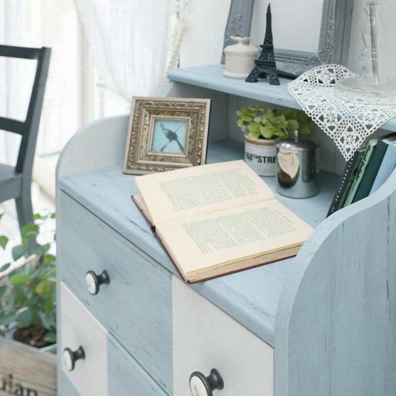 [飾りやちょい置きができるオープンスペース]引き出しの上はオープンスペース。お気に入りの物を飾ったり、よく使うものをちょい置きしたりできます。