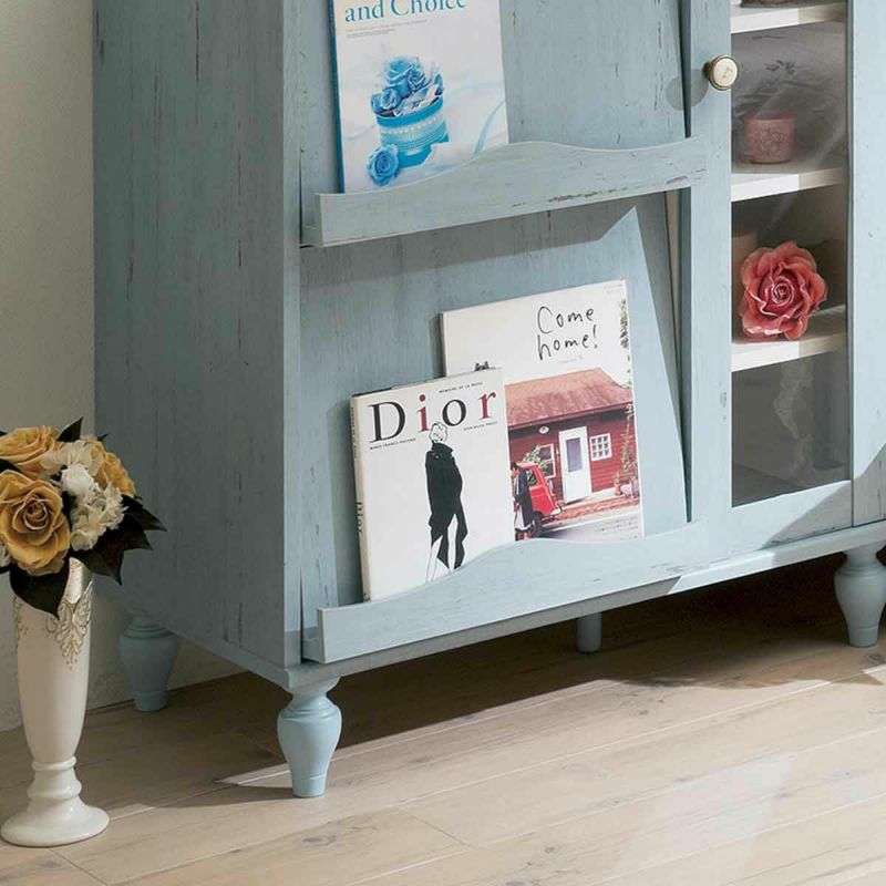 [本をディスプレイできるフラップ扉]フラップ式の扉には、お気に入りの本を飾っておくことができます。