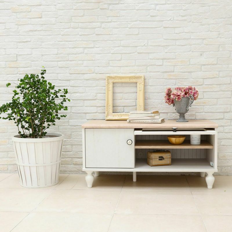 [収納式のフラップ扉]持ち上げて開くフラップ扉。扉は上部に奥まで収納できるので、モノを収納するときに両手を使えます。