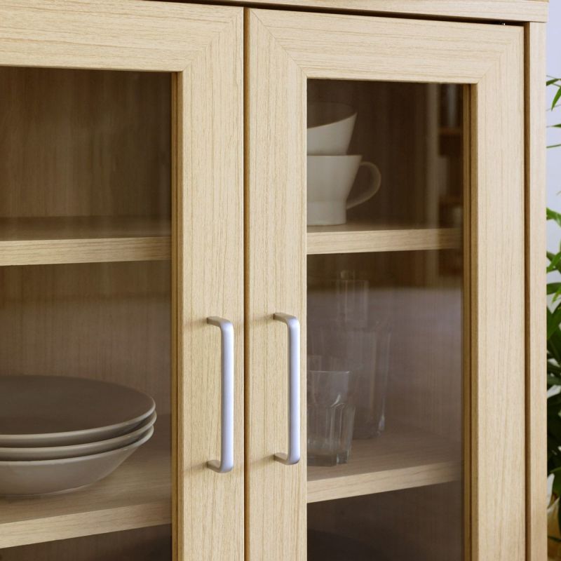 [収納物が見やすいガラス扉]ガラス扉は扉の中が見えるので、食器やストック品などの収納におすすめです。