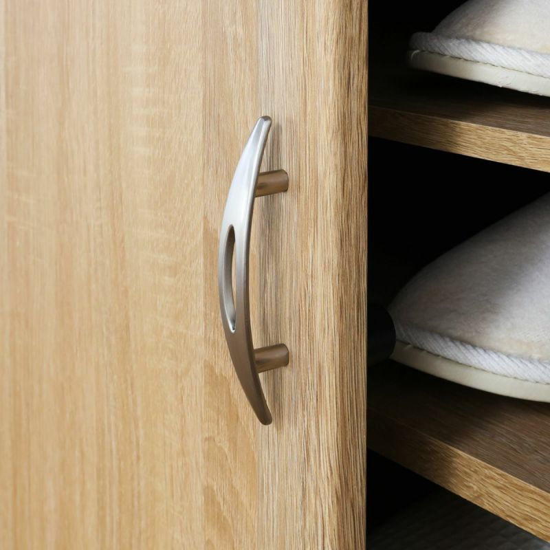 [アーチ形の取っ手]アーチ型のオリジナル形状が個性的な取っ手。サテン仕上げのさりげない光沢がソフトな印象を与えます。