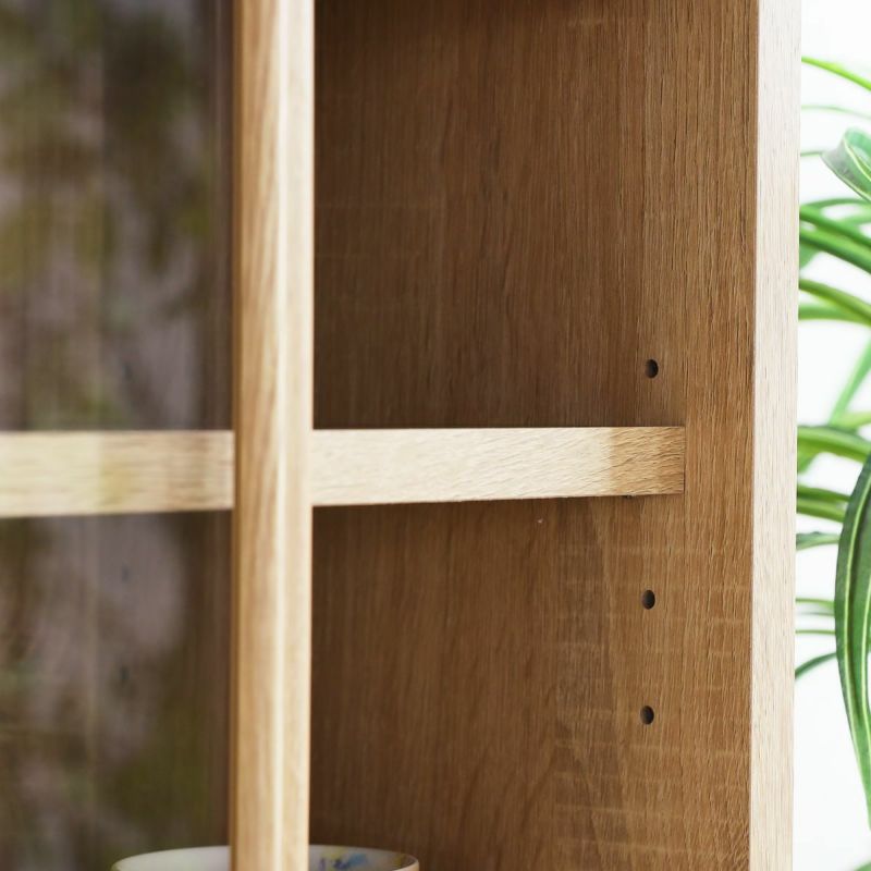 [移動棚]3枚の棚板は可動式。収納物のサイズに合わせて高さを調節できます。