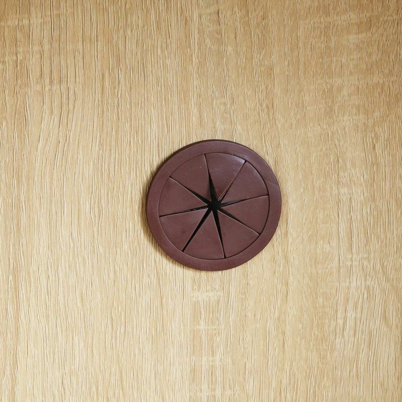 [AV機器用配線穴]背板には配線用の穴加工を施しました。配線を傷つけにくいゴムコーダー付です。