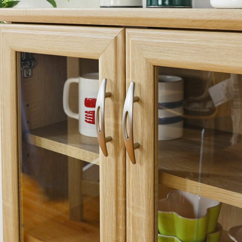 [アーチ形の取っ手]アーチ型のオリジナル形状が個性的な取っ手。サテン仕上げのさりげない光沢がソフトな印象を与えます。