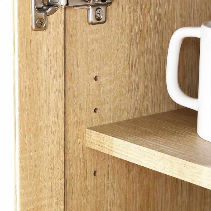 [移動棚]2枚の棚板は可動式。収納物のサイズに合わせて高さを調節できます。