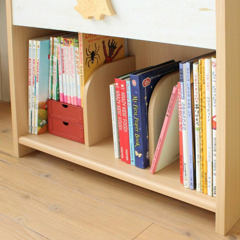 [下部はオープンラック]下部のオープンラックで、たくさんの絵本を収納することができます。中仕切りが分類収納にも便利です。