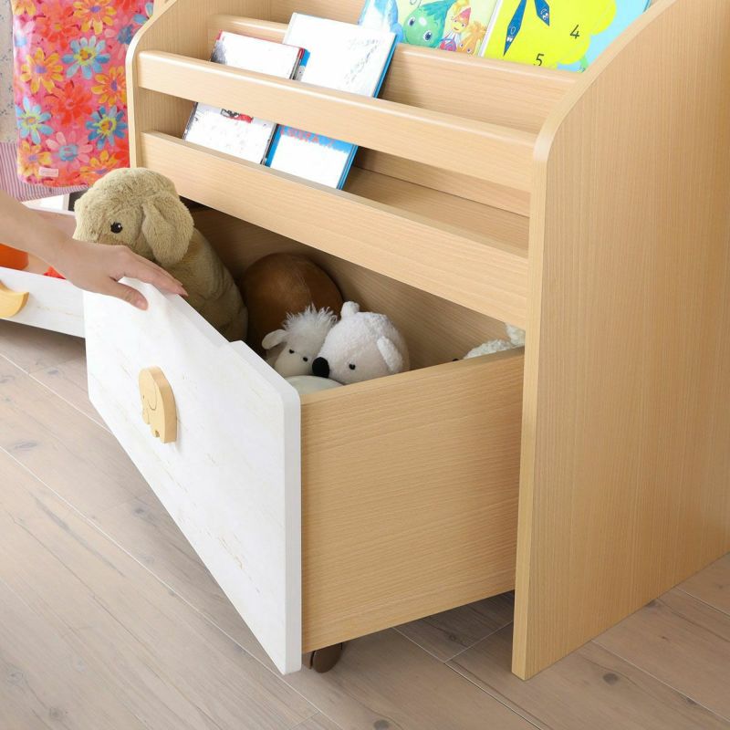 [トロッコタイプのおもちゃ収納]おもちゃ収納はキャスターが付いたトロッコタイプです。子供でも簡単に引き出すことができます。中に仕切りがないので、形や大きさの違うおもちゃやぬいぐるみもざっくりしまうことができます。