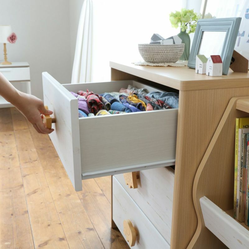 [楽々引き出せる引き出し]金属レールを使った引き出しは滑らかな開閉。耐久性にも優れています。