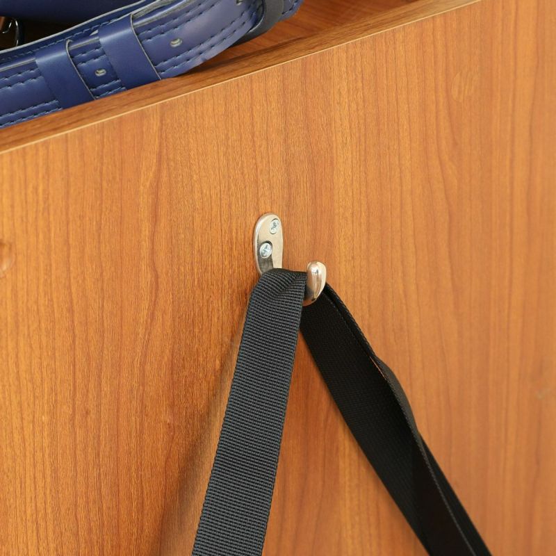 [取りつける場所を選べるフック]2個付属しているフックは、取り付ける場所を左右3か所から選べます。設置場所や掛けるものに合わせてセットできます。