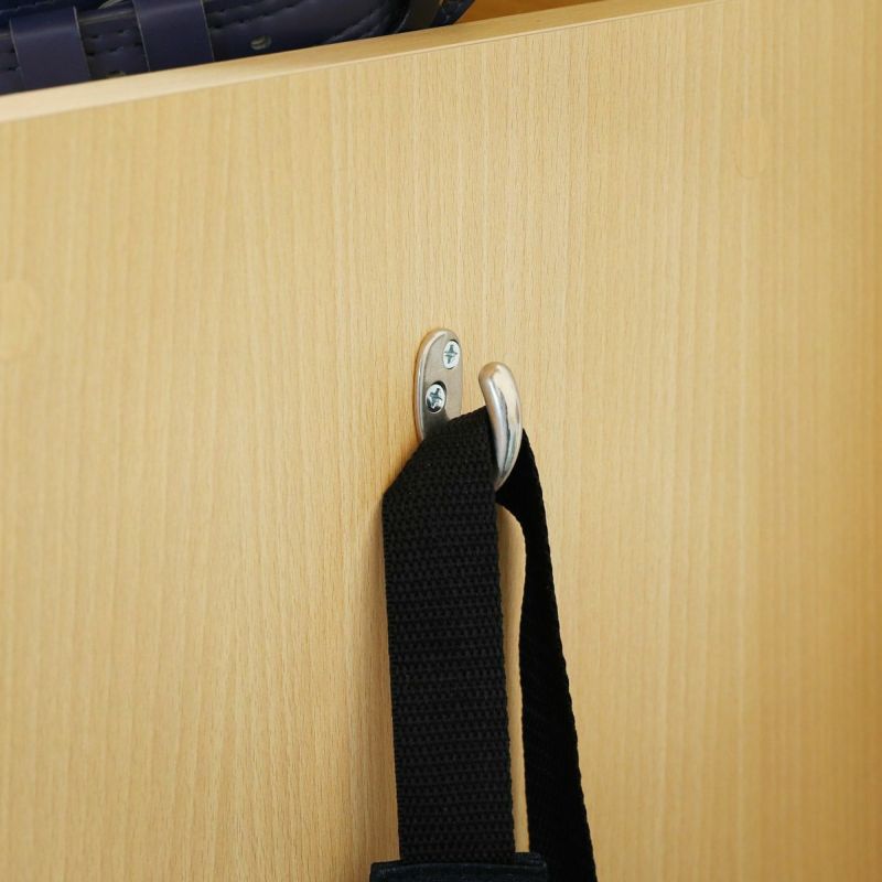 [取りつける場所を選べるフック]2個付属しているフックは、取り付ける場所を左右3か所から選べます。設置場所や掛けるものに合わせてセットできます。