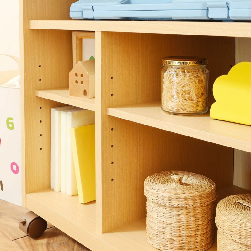 [高さを変えられる移動棚]下部スペースの2枚の棚板は3cm間隔で高さを調節できる可動式。収納したい物に合わせて自分で棚の高さを決めることができます。