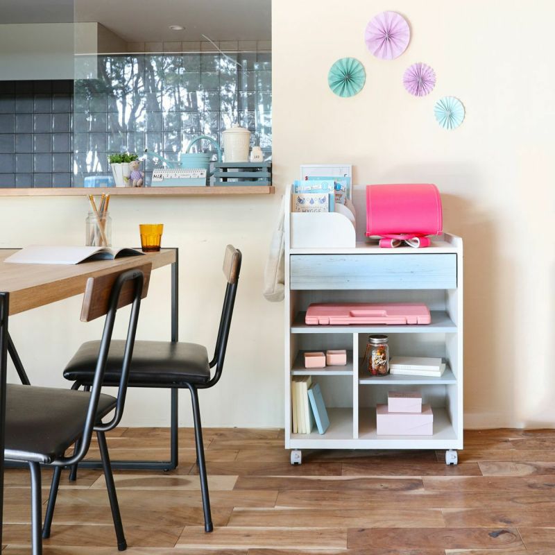 [リビングインテリアに馴染む木目調]リビングのインテリアに馴染みやすいやさしい木目調。リビング学習のご家庭にもおすすめです。