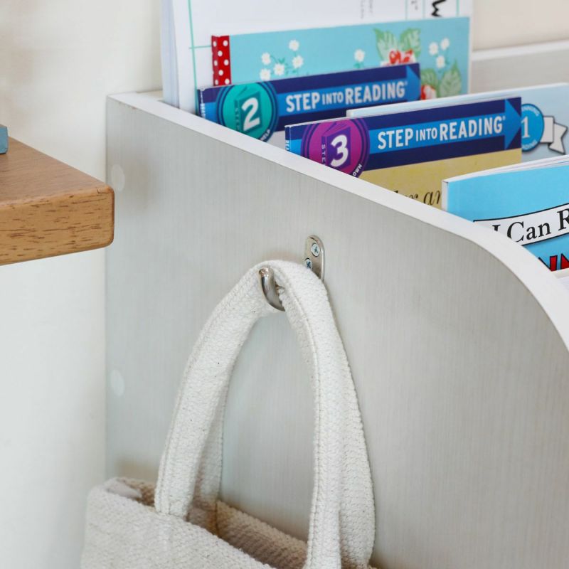 [取りつける場所を選べるフック]2個付属しているフックは、取り付ける場所を左右3か所から選べます。設置場所や掛けるものに合わせてセットできます。