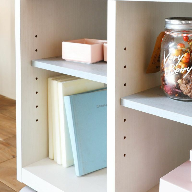 [高さを変えられる移動棚]下部スペースの2枚の棚板は3cm間隔で高さを調節できる可動式。収納したい物に合わせて自分で棚の高さを決めることができます。