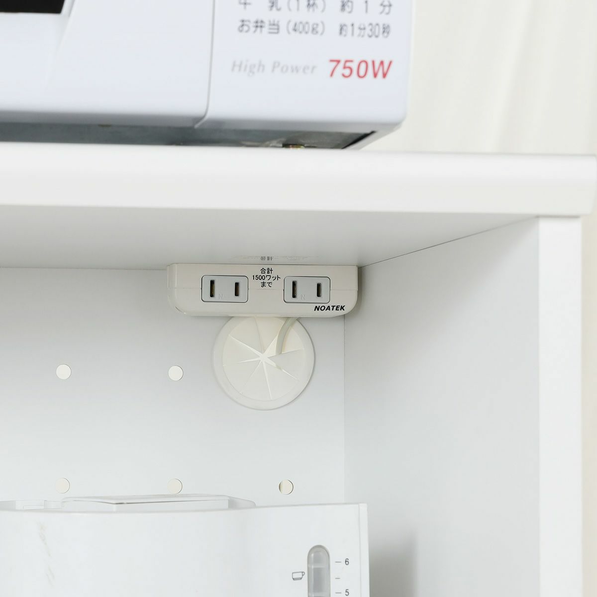 [便利なコンセント付き]調理家電を使うときに便利なコンセント（1500W2口)がついています。