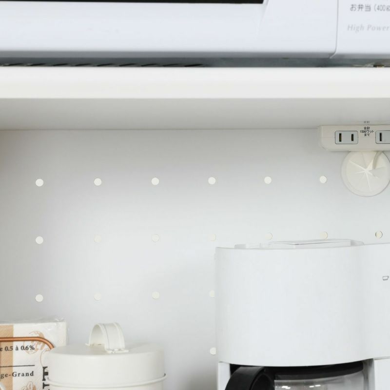 [パンチング穴加工]スライド棚の背板は通気性をよくするためにパンチング（穴あけ）処理をしてあります。