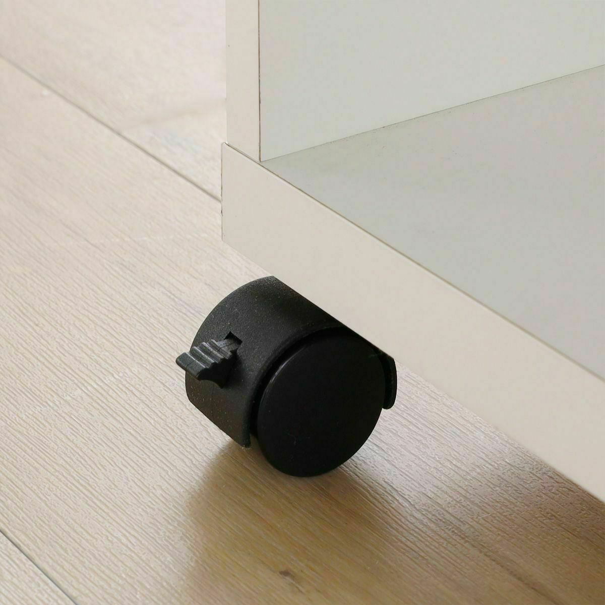 [移動させやすいキャスター付き]キャスター付きなので簡単に動かせます。デスクの下から出し入れしたり、必要なときだけ引き寄せて使ったりできます。