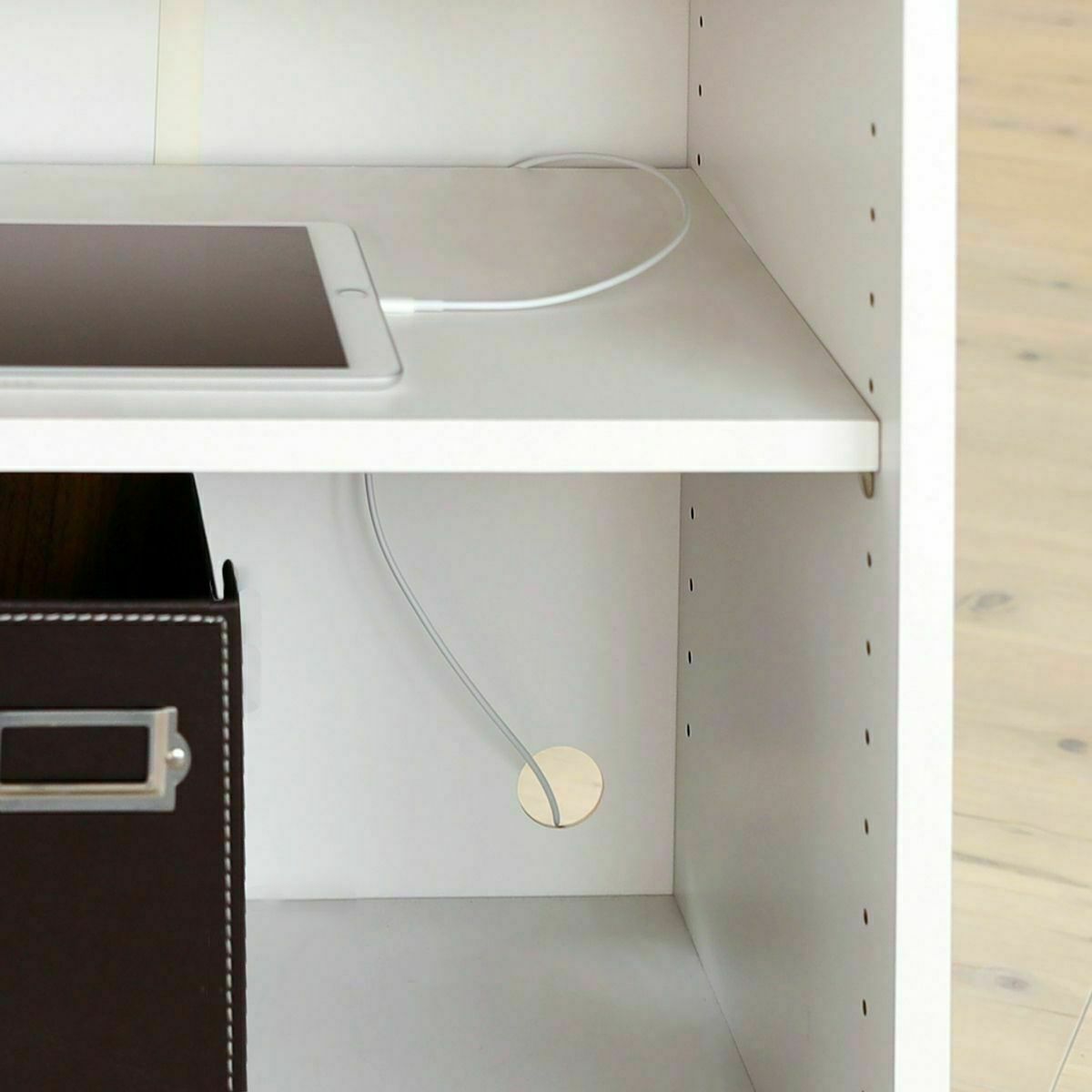 [コードを後ろに通す配線加工]背板に配線穴があるので、充電コードなどの配線を後ろに通すことができます。