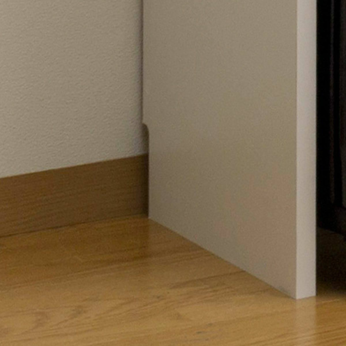 [巾木よけ]巾木よけが標準加工。巾木をよけて壁にぴったり設置できます。