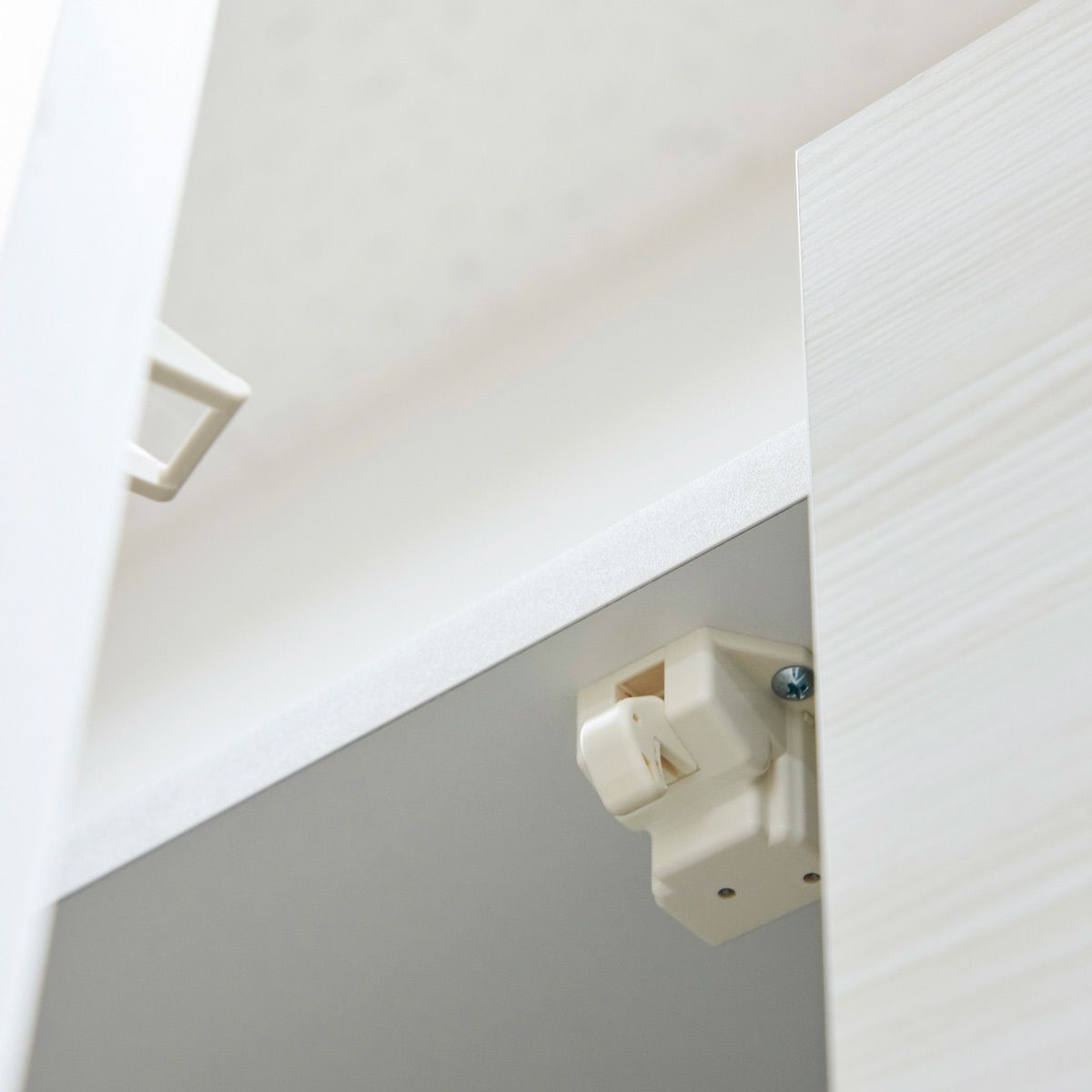 [安全機能耐震ラッチ]扉は耐震ラッチ付き。地震などの振動で扉が開くことを防いでくれる、安心機能です。