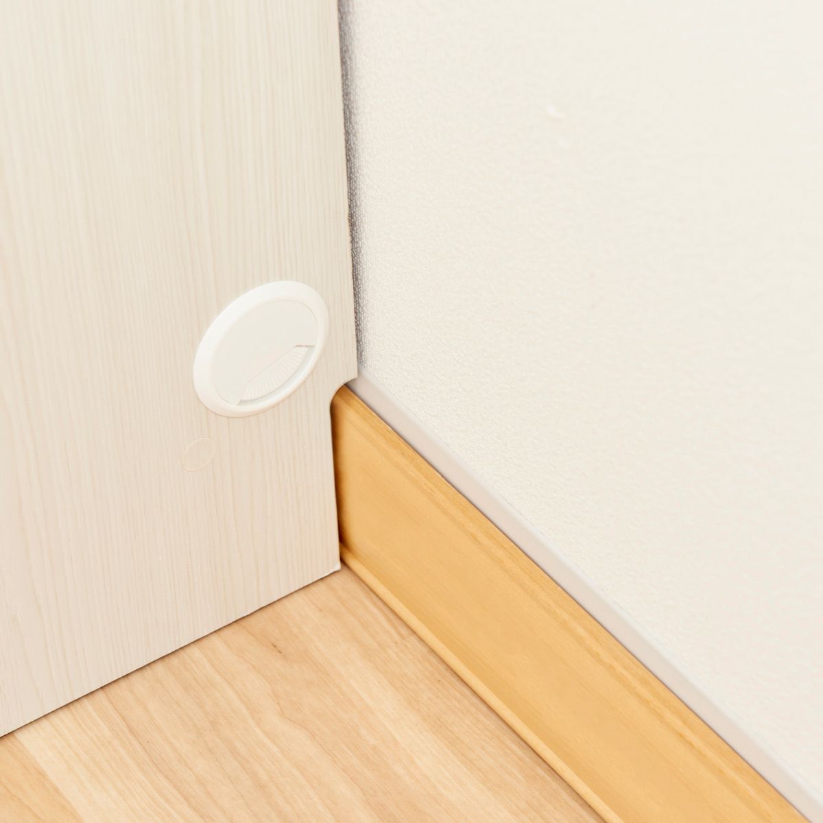 [巾木よけ加工]高さ8.5cmの巾木よけカット加工がしてあるので、巾木をよけて設置できます。