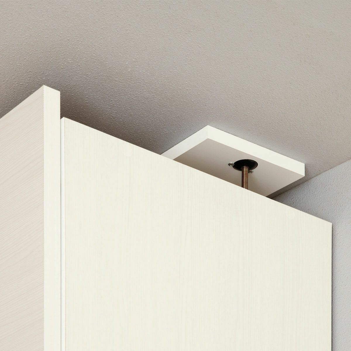 [天井突っ張り機能]面で天井に突っ張るタイプなので、天井を傷つけずに全体をしっかりと支えてくれて安定感があります。※画像はWH色