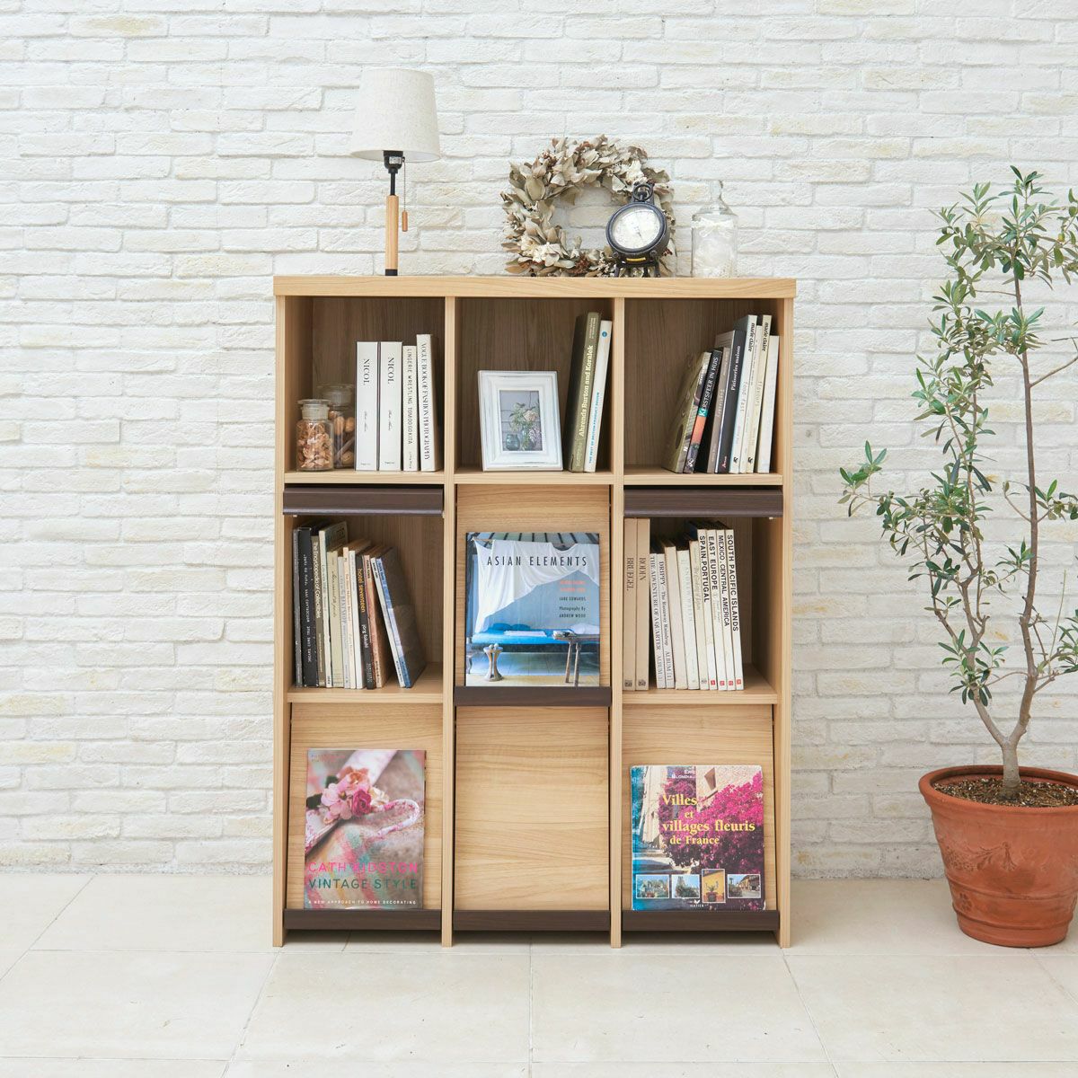 [見せる＆隠す収納]オープン棚は飾り棚、フラップ扉には本や雑誌をディスプレイ、扉内には隠す収納と使い分けができます。※画像はSEP-1295FNA