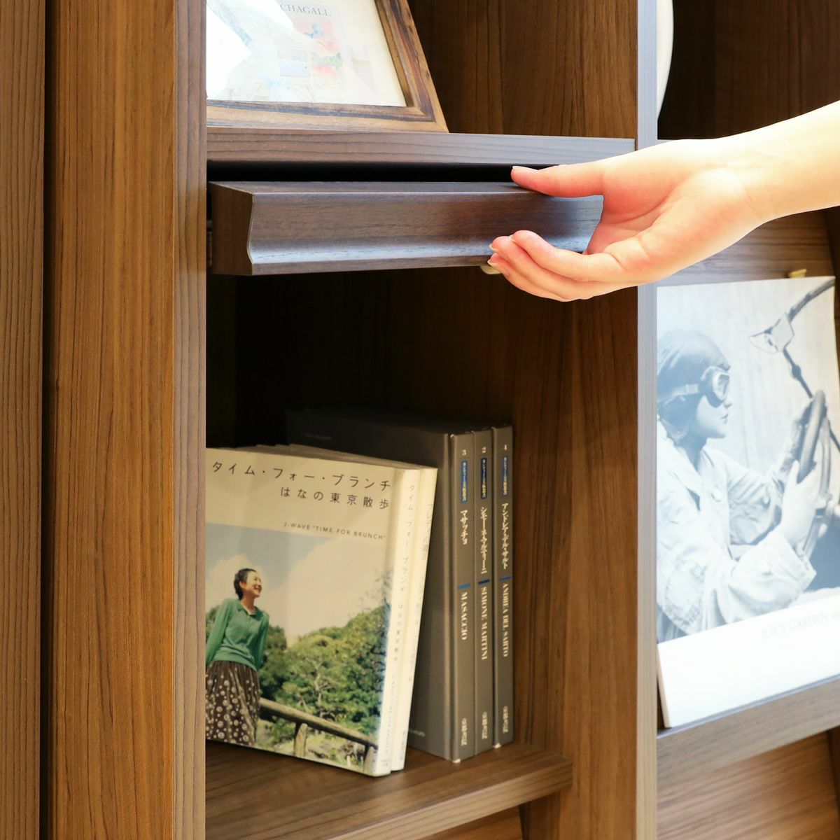[収納できるフラップ扉]フラップ扉は、上に引き上げ押し込んで収納します。オープン時も邪魔にならない構造です。