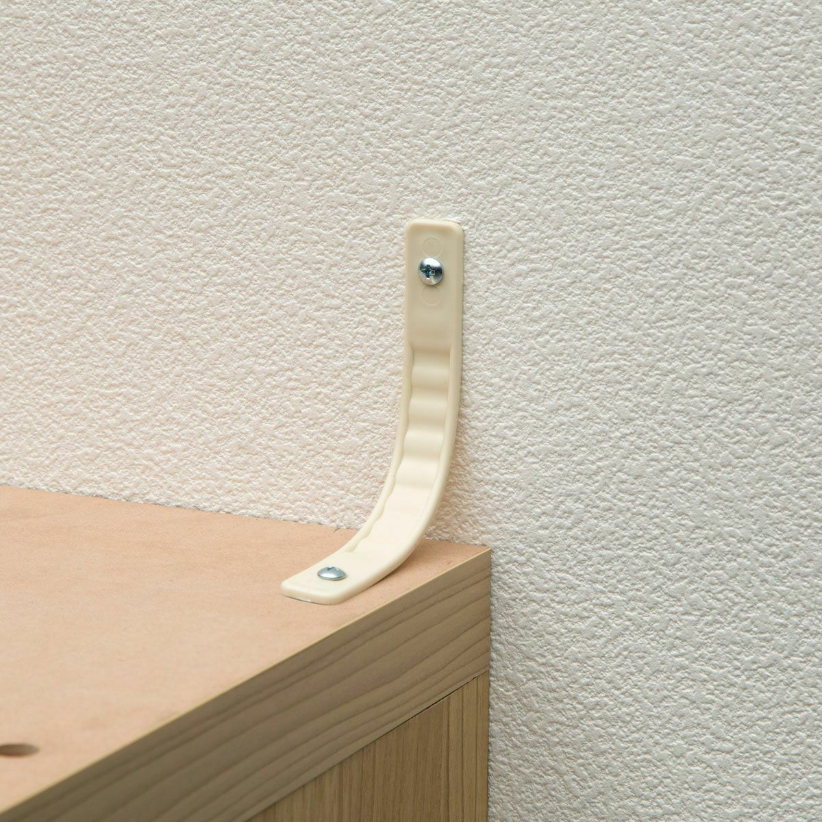 [免震補助バンド付き]家具と壁を固定して、地震などでの前倒れをしにくくする免震補助バンドが付属しています。