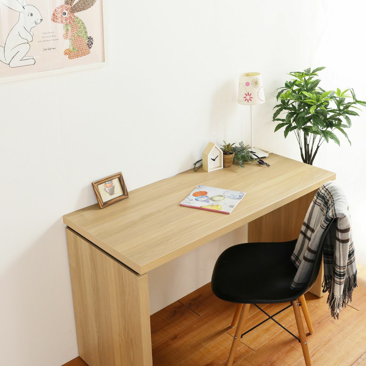 [十分な奥行]奥行55cmで、ノートPCと書類を同時に広げても十分に作業できます。