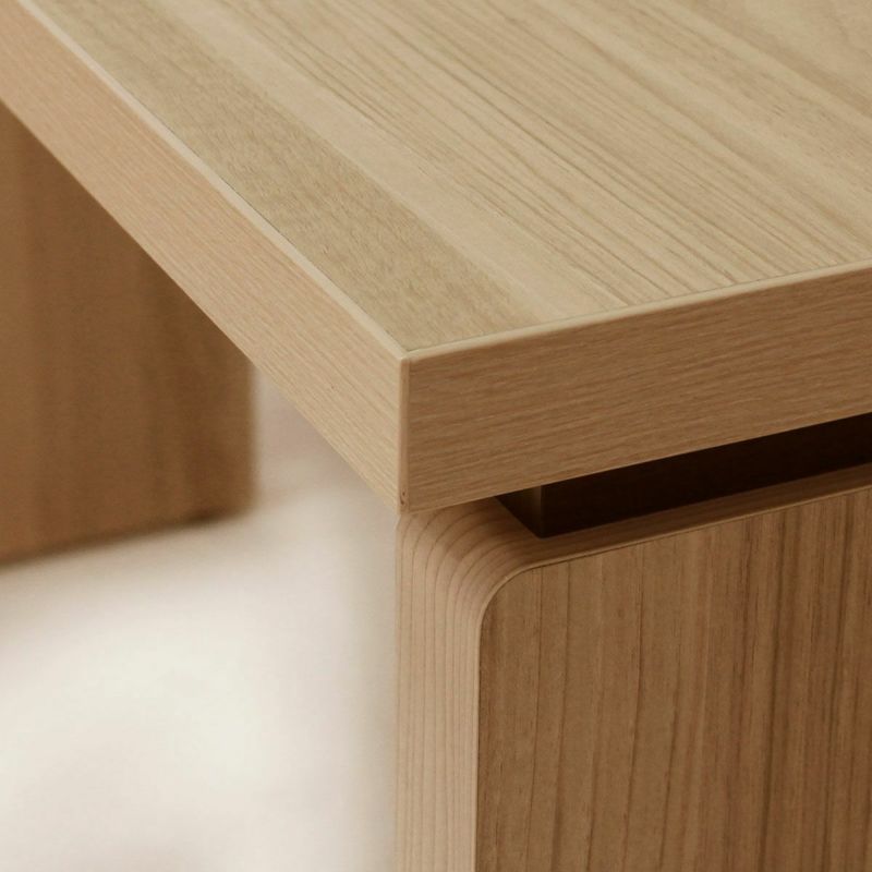 [ポイントカラーのダークブラウン]天板と脚の間にダークブラウン色を入れて、全体を引き締めてスッキリとした印象にしてくれます。