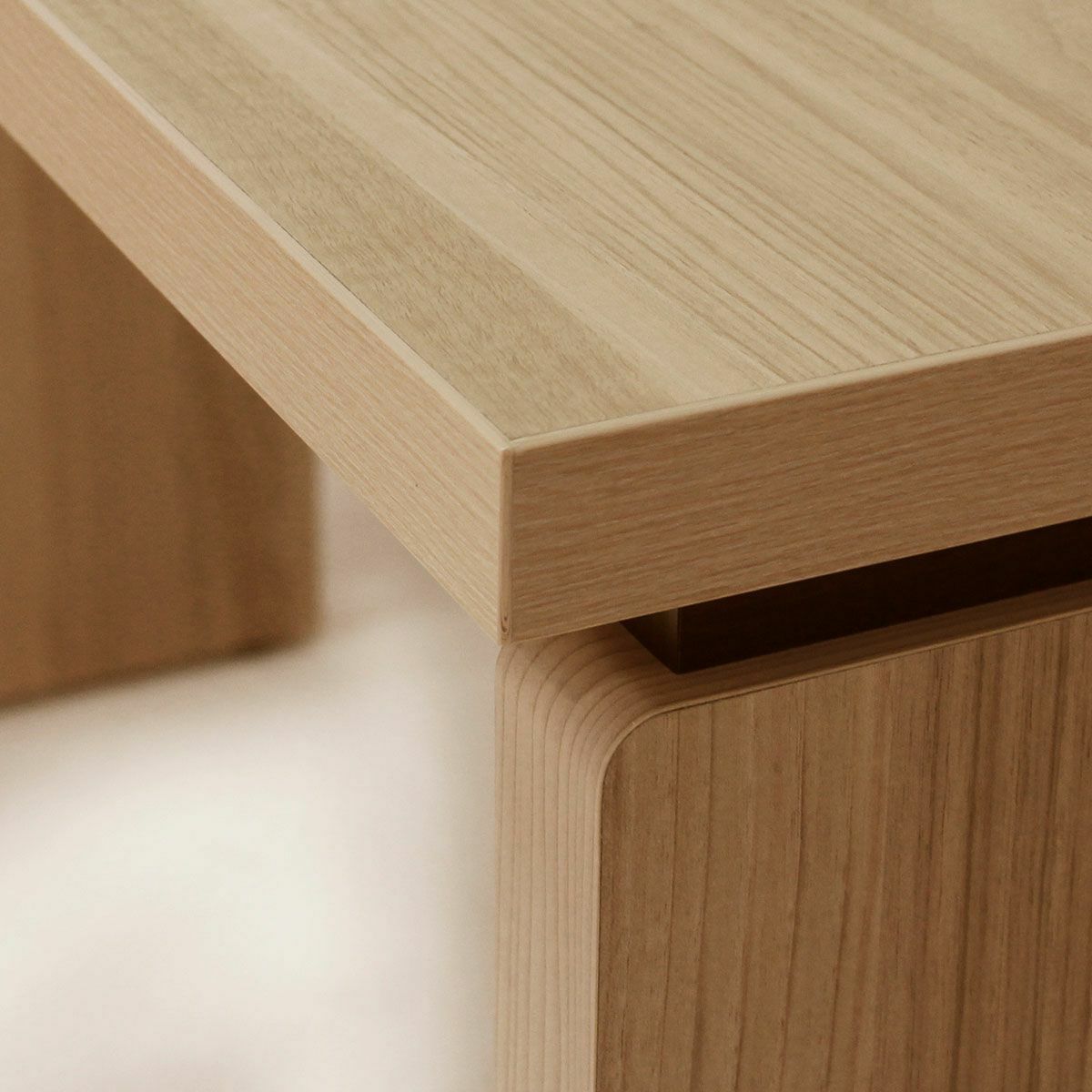 [ポイントカラーのダークブラウン]天板と脚の間にダークブラウン色を入れて、全体を引き締めてスッキリとした印象にしてくれます。