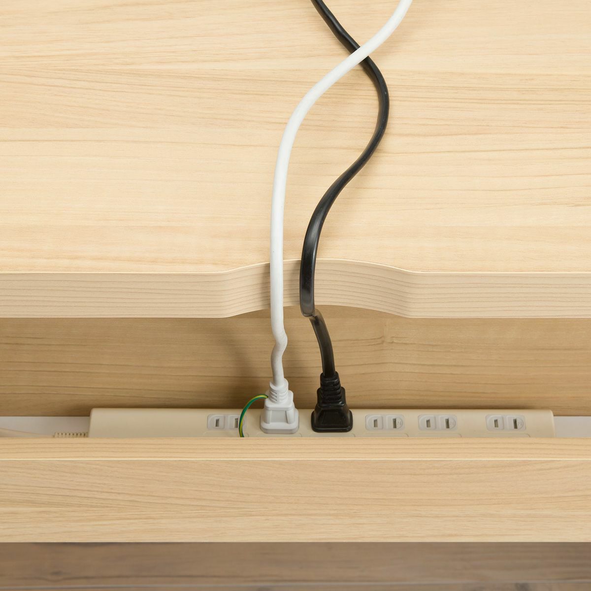 [配線用加工と電源タップ収納]天板奥にはやわらかな曲線の配線用加工、背面には電源タップを収納できるスペースがあります。配線を後ろに通してすっきりまとめることができます。