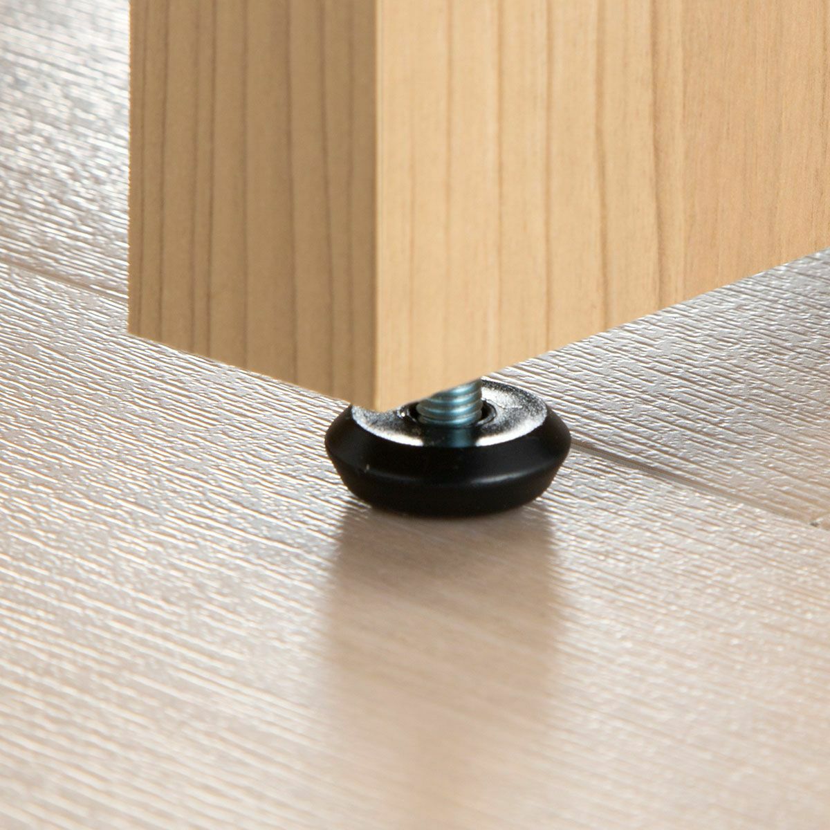 [机のがたつきが調整できるアジャスター付き]回すだけで簡単に高さ調節ができるアジャスター付。がたつきを防いでくれます。