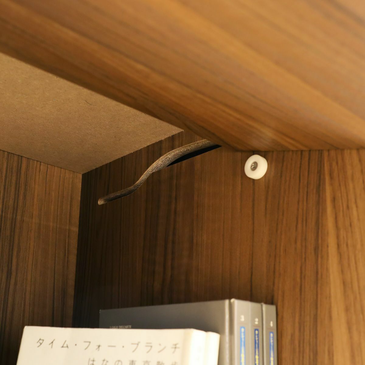 [壊れにくくスムーズな開閉]スムーズな開閉の為に、取付け部分をウェーブ状にカット。これにより壊れにくい構造になっています。