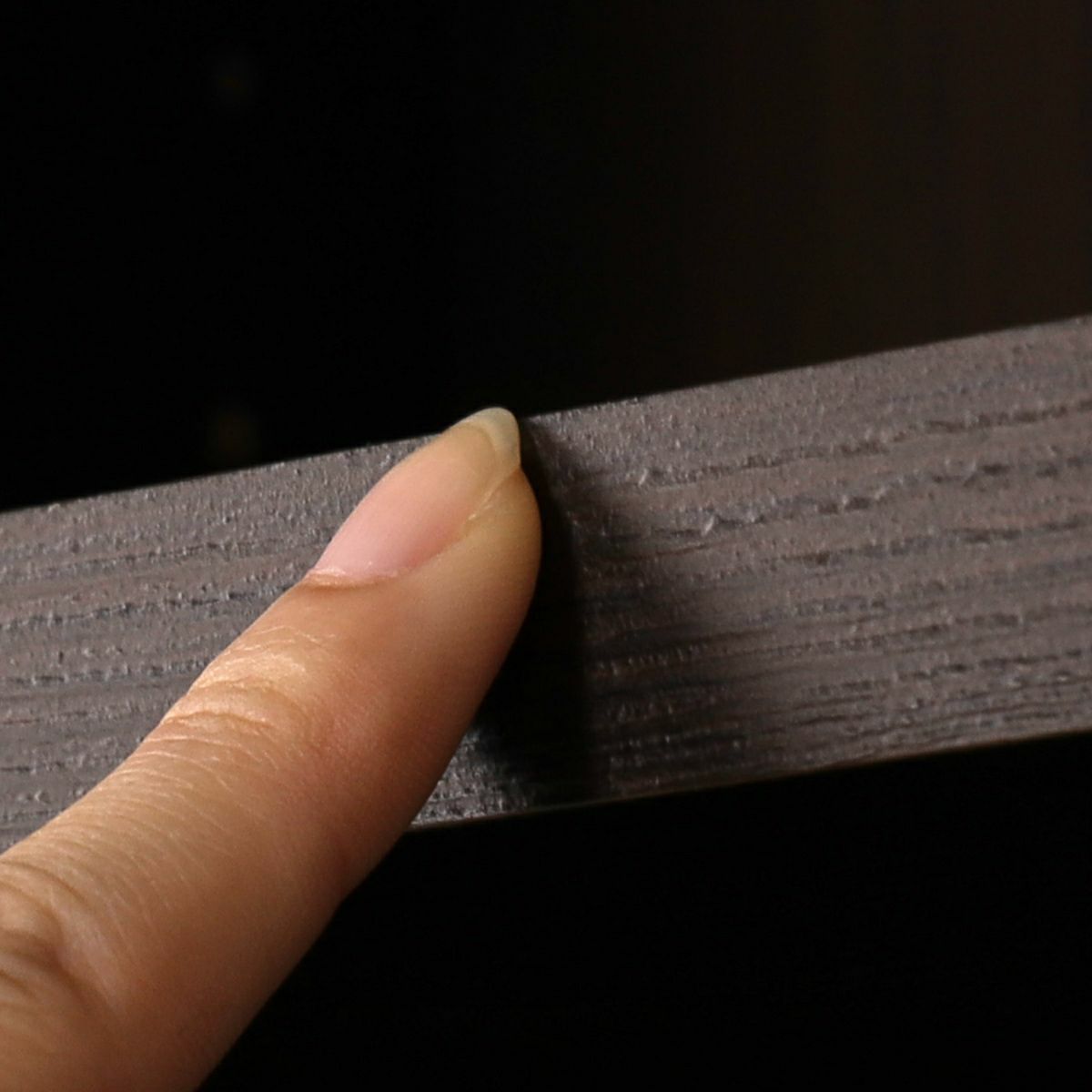 [棚板の正面（木口）には3Dエンボス加工]木口には、木の凸凹まで再現した3Dエンボス加工のテープを使用しています。