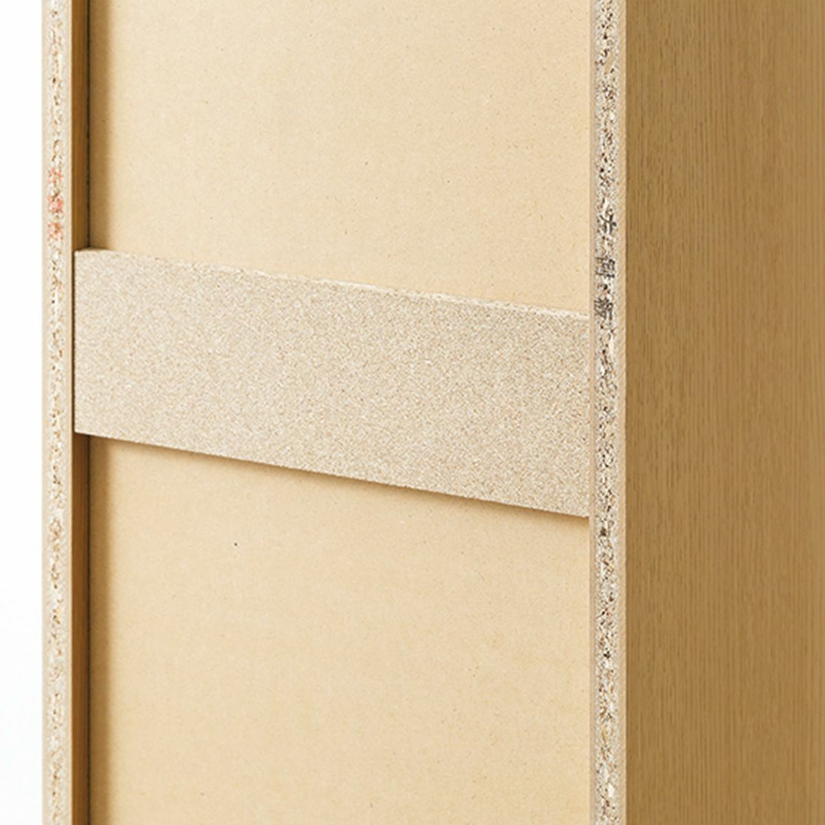 [強度をあげる背面の補強板]背板に取りつける補強板は、ラック全体の耐久性をアップします。