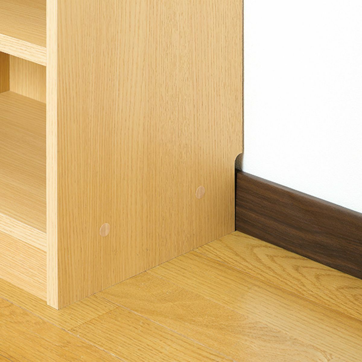 [巾木をよける加工]壁とラックの間に隙間があかないよう、巾木をよけるための加工がされています。