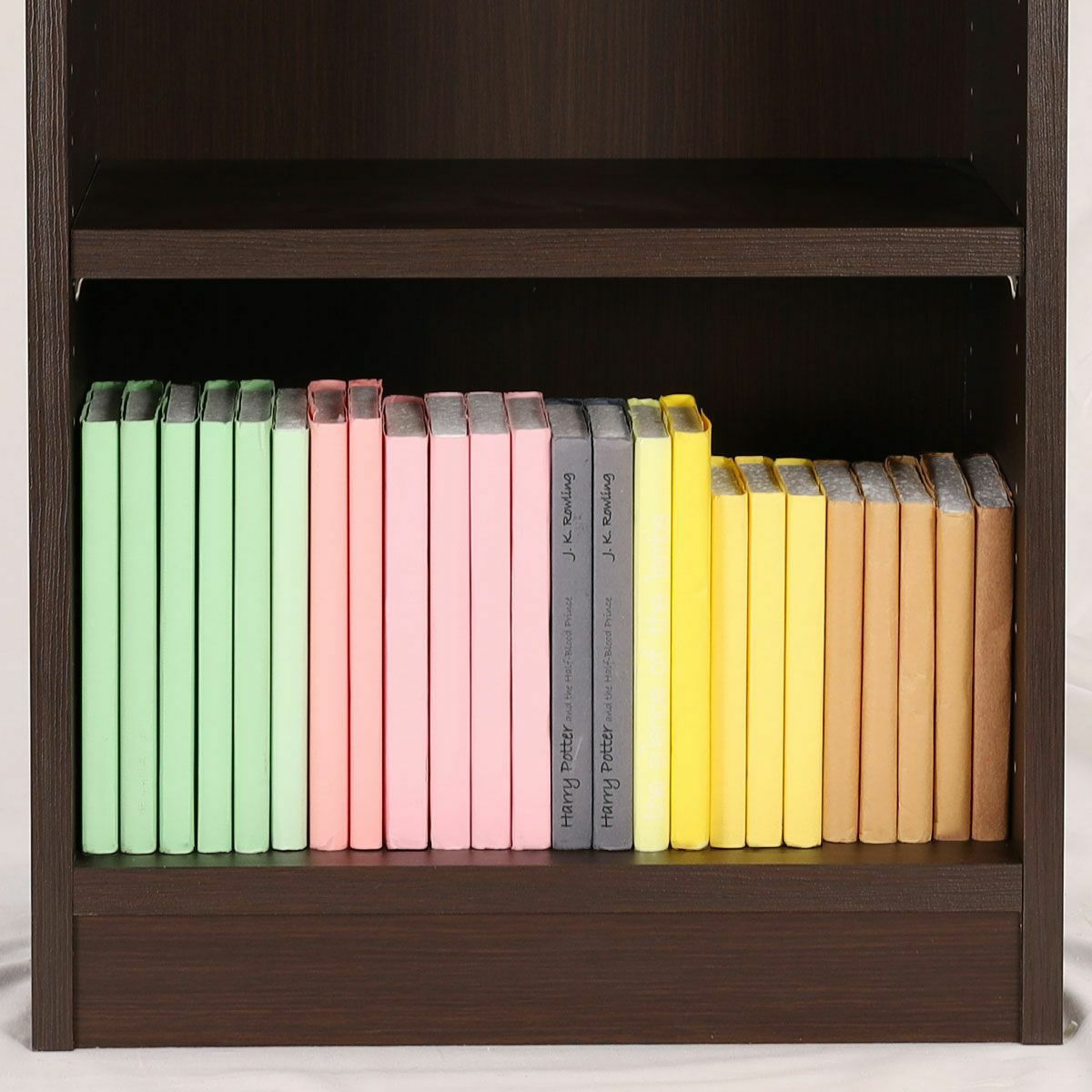 [1段10kgの耐荷重]一枚当たりの移動棚と底板はそれぞれ10kgの耐荷重。たっぷり収納できます。※画像はDK色