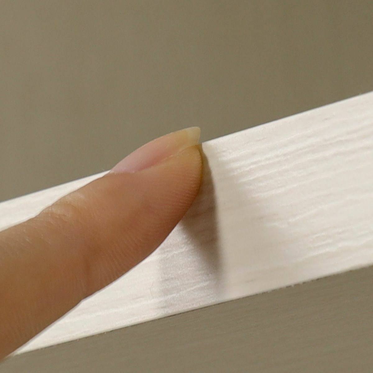 [棚板の正面（木口）には3Dエンボス加工]木口には、木の凸凹まで再現した3Dエンボス加工のテープを使用しています。